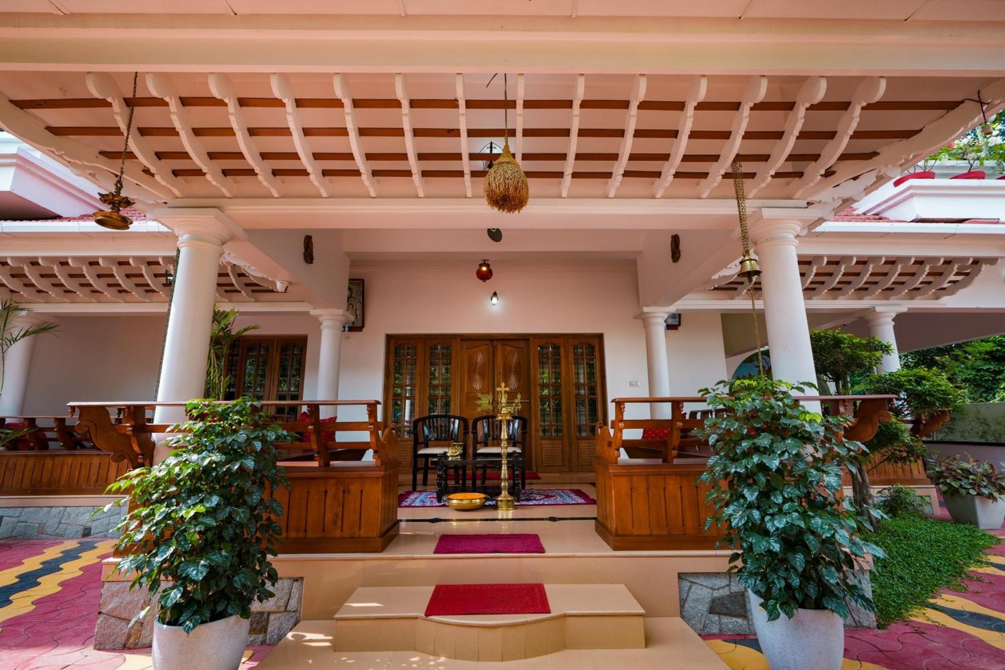 Parudeesa - Heavenly- Luxurious Palace Look-Near Cbd - Kerala - India With Breakfast Kāladi Dış mekan fotoğraf
